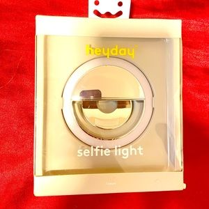 Selfie light connects to phone , brand new, never used .